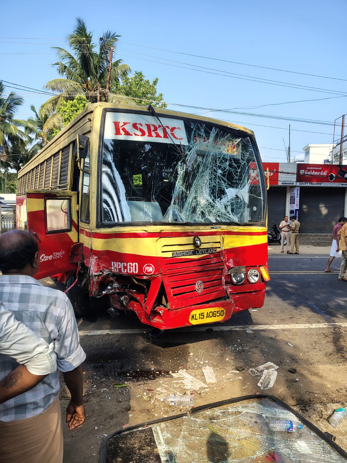 ചെങ്ങന്നൂരിൽ വാഹനാപകടം; കാറും കെ.എസ്.ആർ.ടി.സി ബസും കൂട്ടിയിടിച്ച് മൂന്ന് പേർക്ക് പരുക്ക്